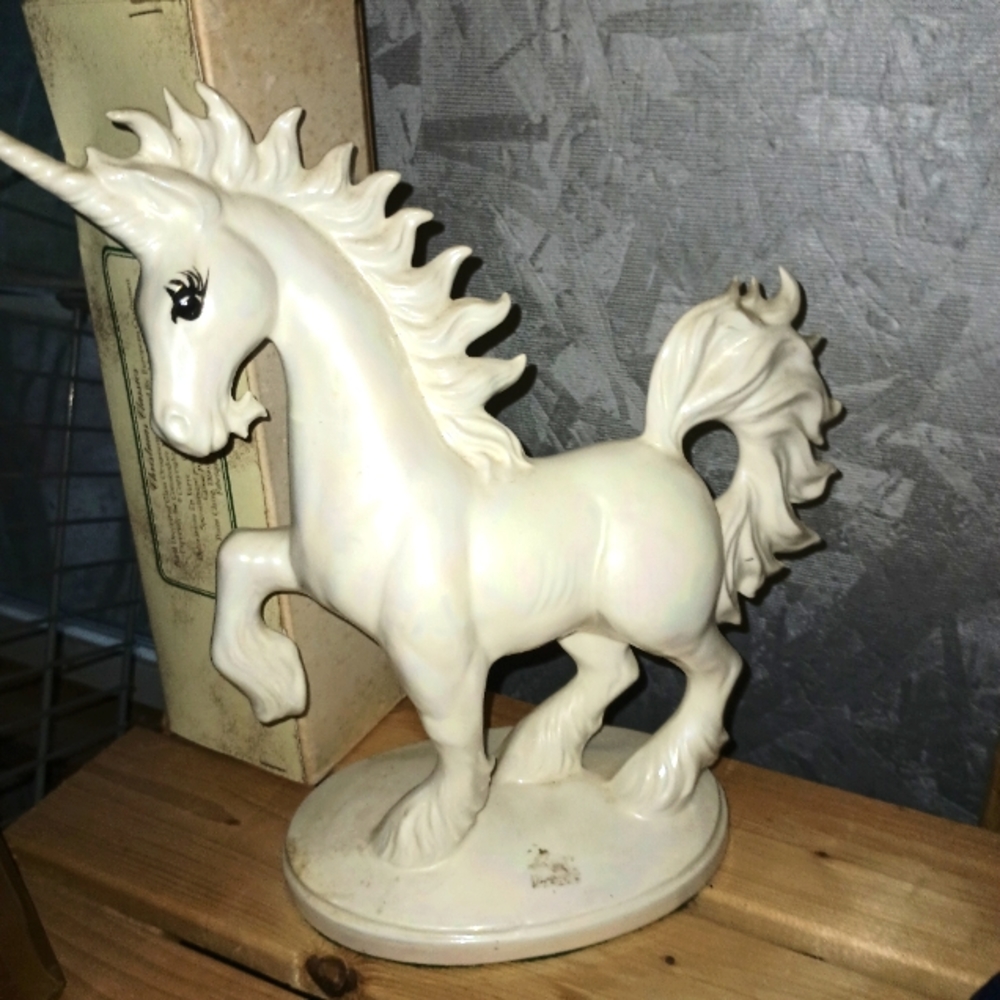 Vintage unicorn! Iridescent white! PRICE FIRM 80s